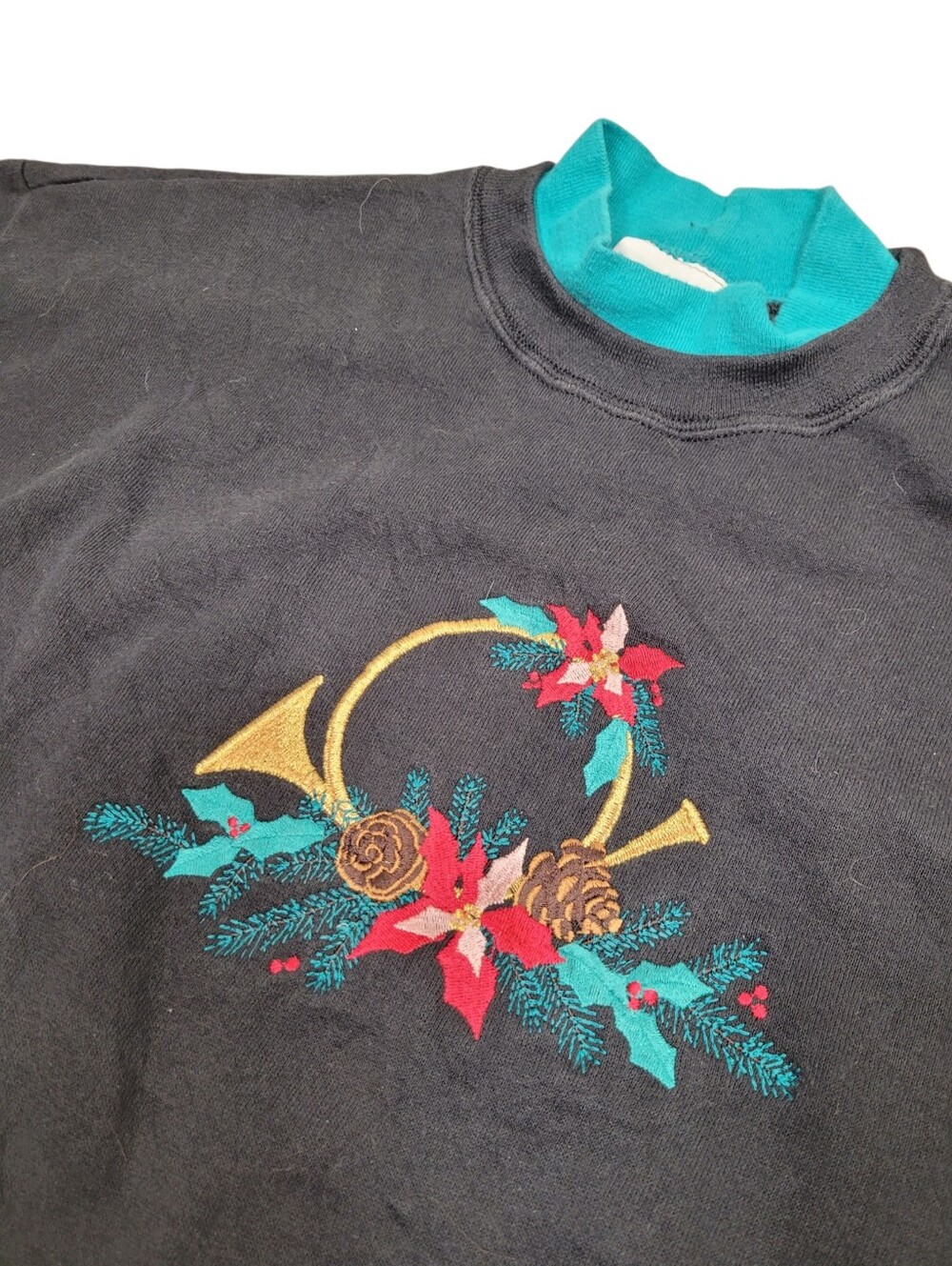 Vintage 90s Christmas Wreath Embroidery Black Sweatshirt Made in USA Size: Large